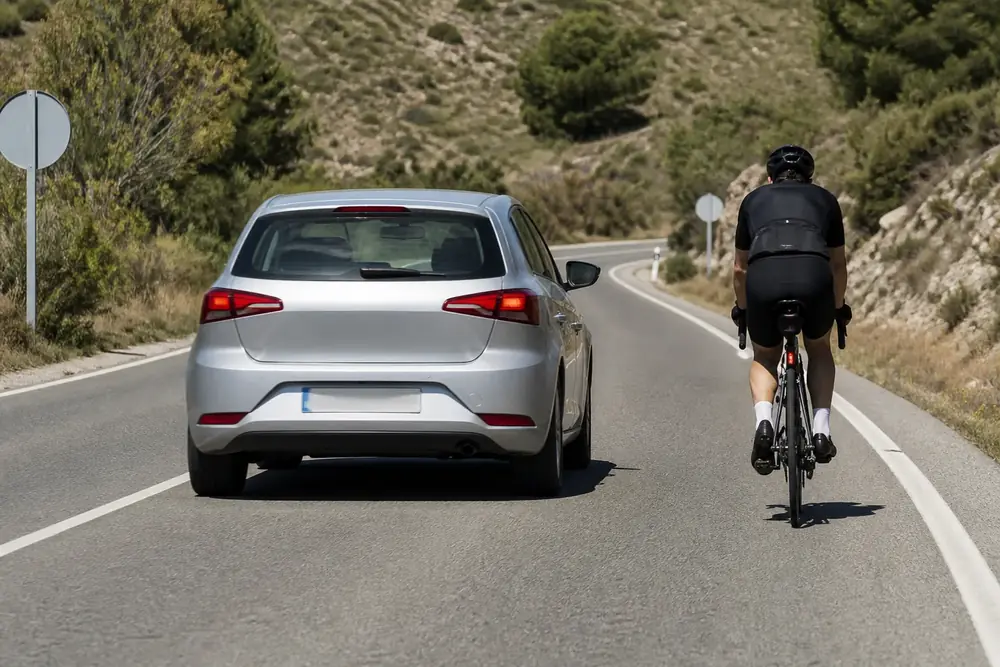 Coche adelantando a un ciclista dejando una separación amplia