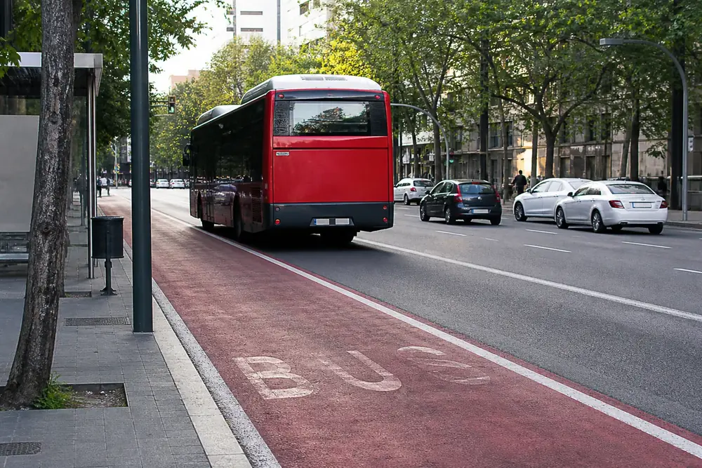 Carril reservado a autobuses y taxis pintado en la calzada