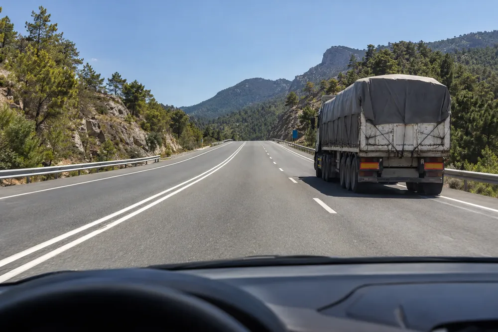 Camión por el carril adicional de subida mientras los turismos siguen por el carril normal.