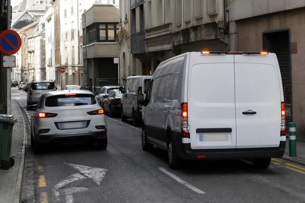Vehículo estacionado en doble fila obstaculizando la circulación