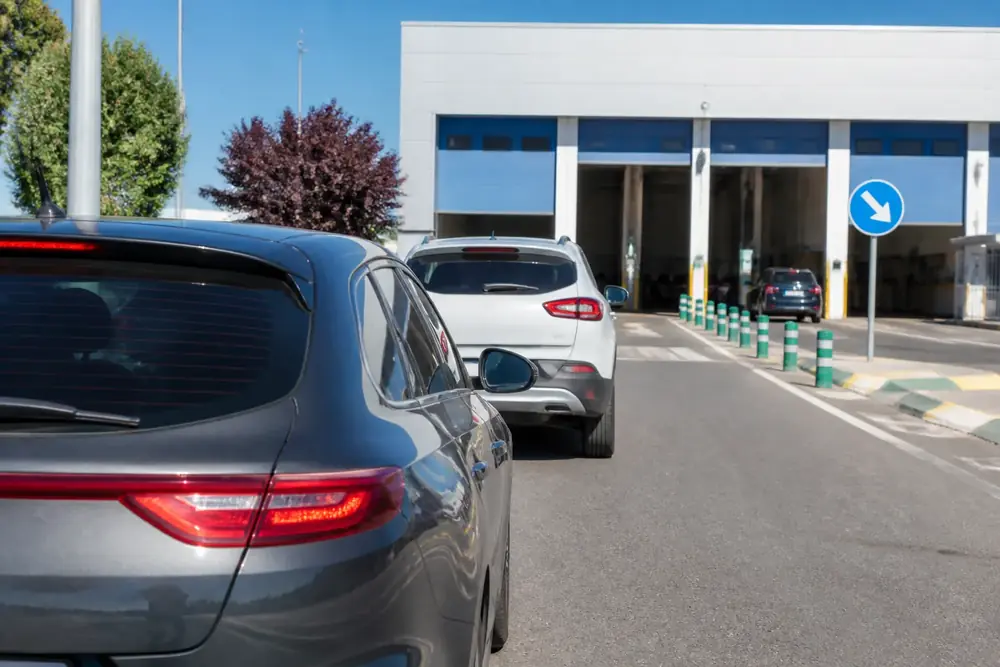 Vehículos accediendo a las naves de una estación de ITV