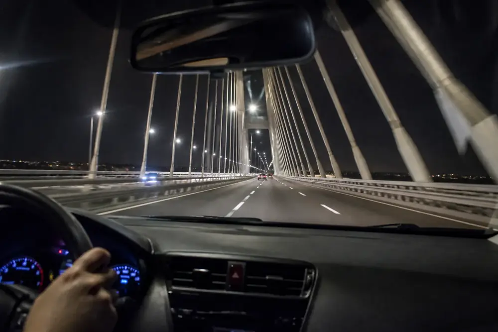 Puente atirantado de noche visto desde el puesto de conducción