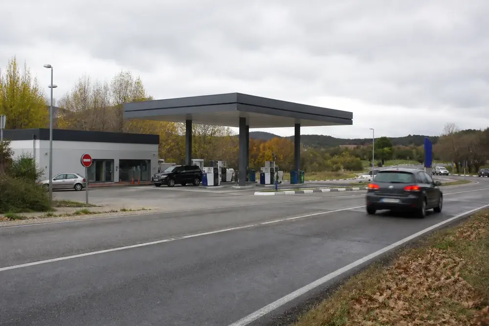 Estación de servicio junto a una carretera en otoño