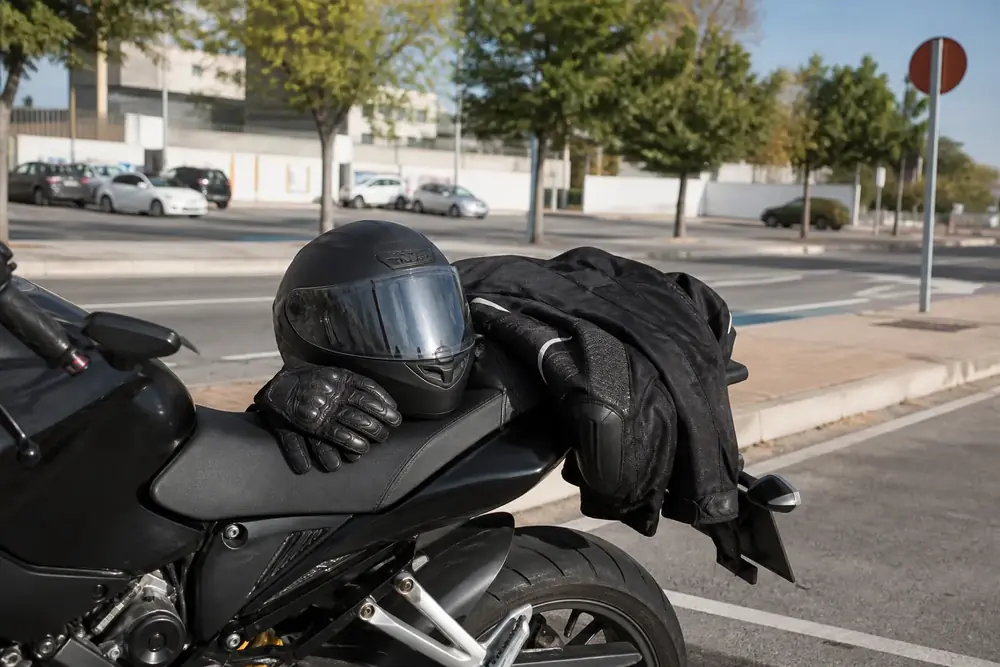 Equipación de motorista: casco, guantes y chaqueta con protecciones