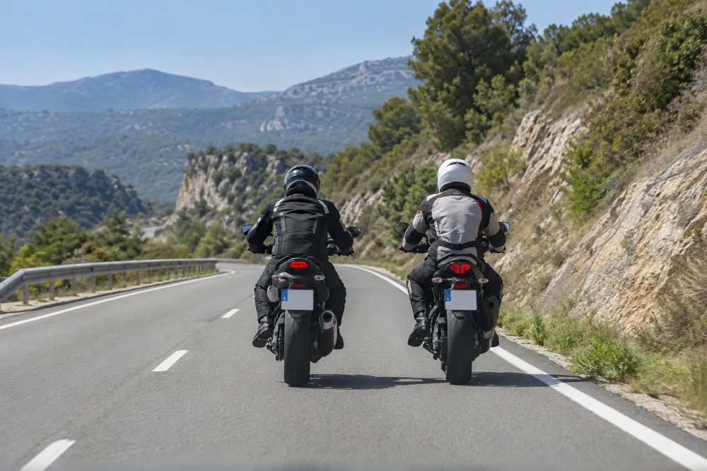 Dos motocicletas circulan muy próximas en paralelo.